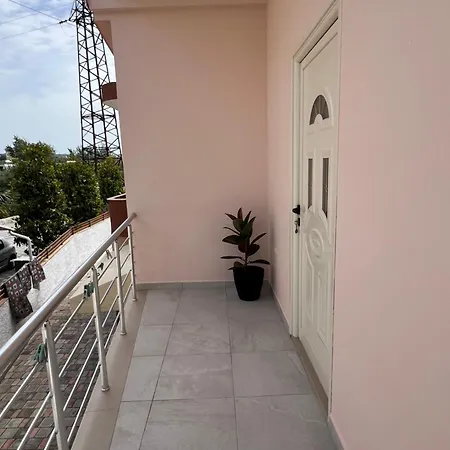 Guest House Vlore بيت ضيافة فلورا